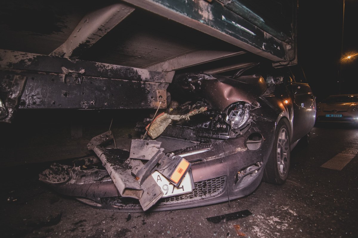 На выезде с Южного моста по направлению в сторону Осокорков Fiat влетел под грузовик MAN