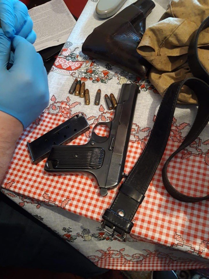 Под Киевом мужчина и шесть его помощников проводили раскопки в лесах