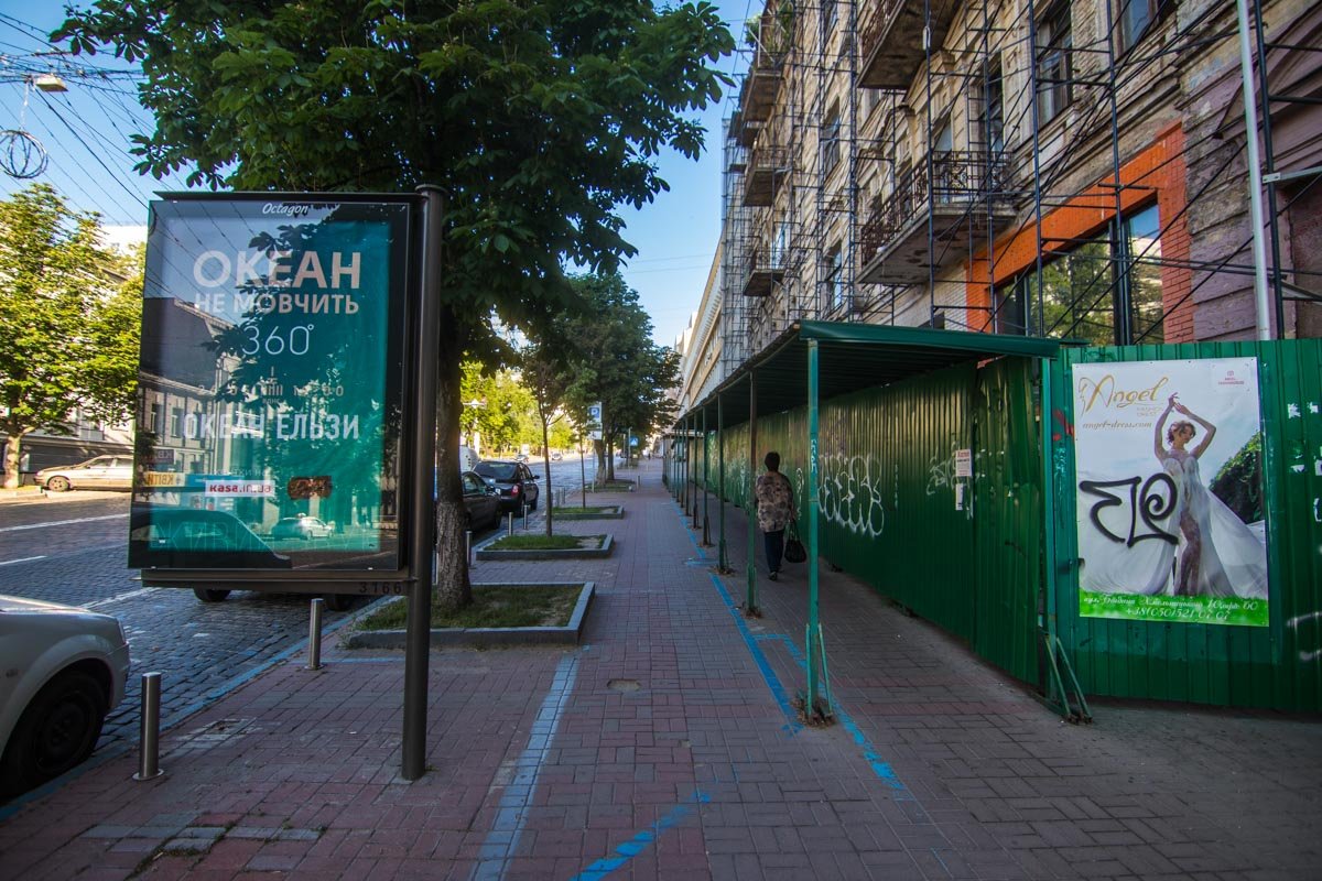 Здесь планируют установить велодорожки по обе стороны улицы Здесь планируют установить велодорожки по обе стороны улицы