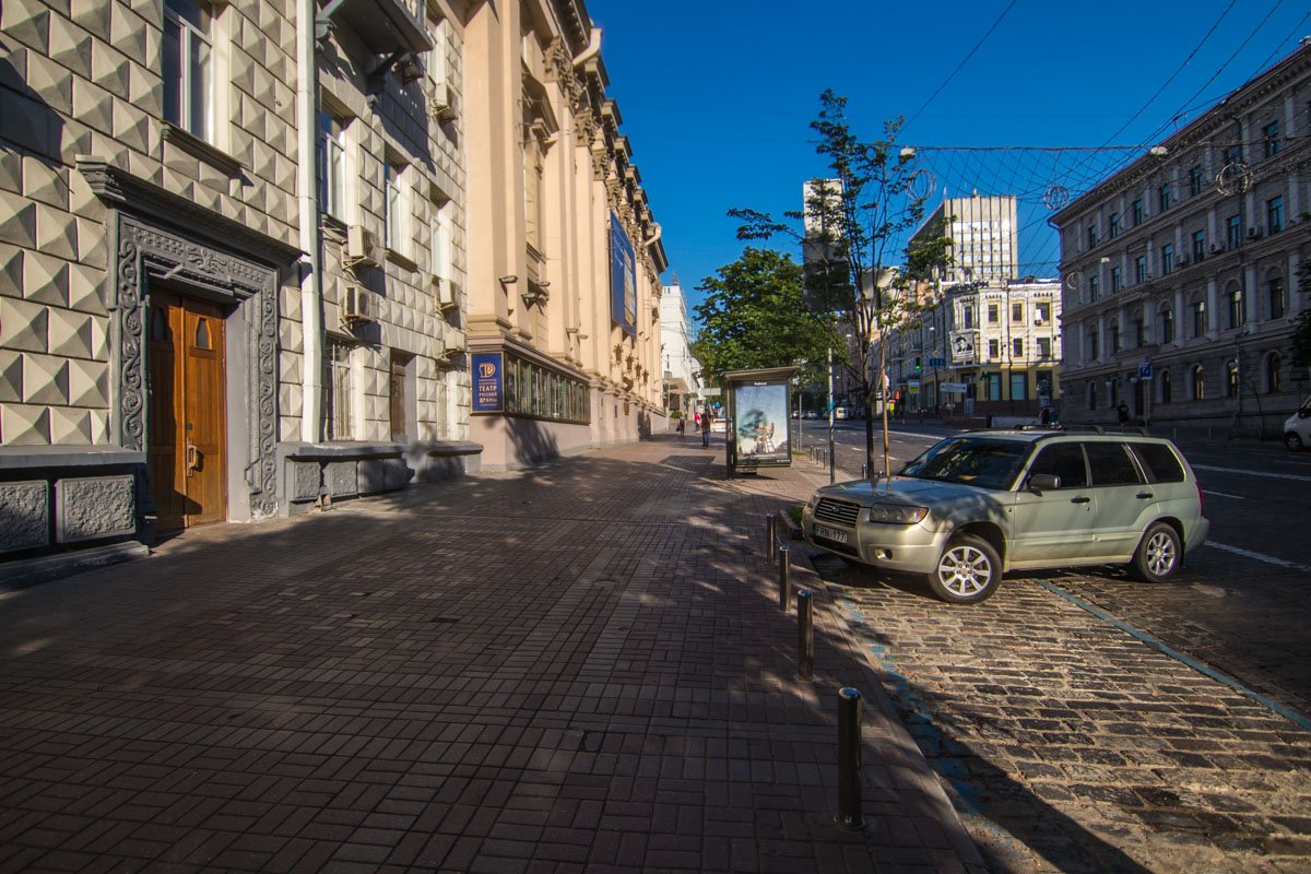 Тротуарная зона частично усеяна ямами и колдобинами Тротуарная зона частично усеяна ямами и колдобинами