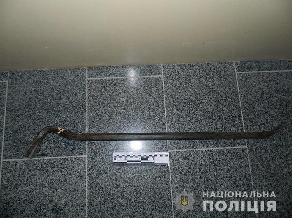 Он выломал двери запасного входа с помощью лома Он выломал двери запасного входа с помощью лома