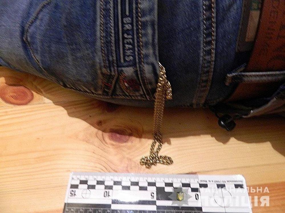 Подозреваемый украл крестик и цепочку. Патрульные задержали его на месте преступления Подозреваемый украл крестик и цепочку. Патрульные задержали его на месте преступления