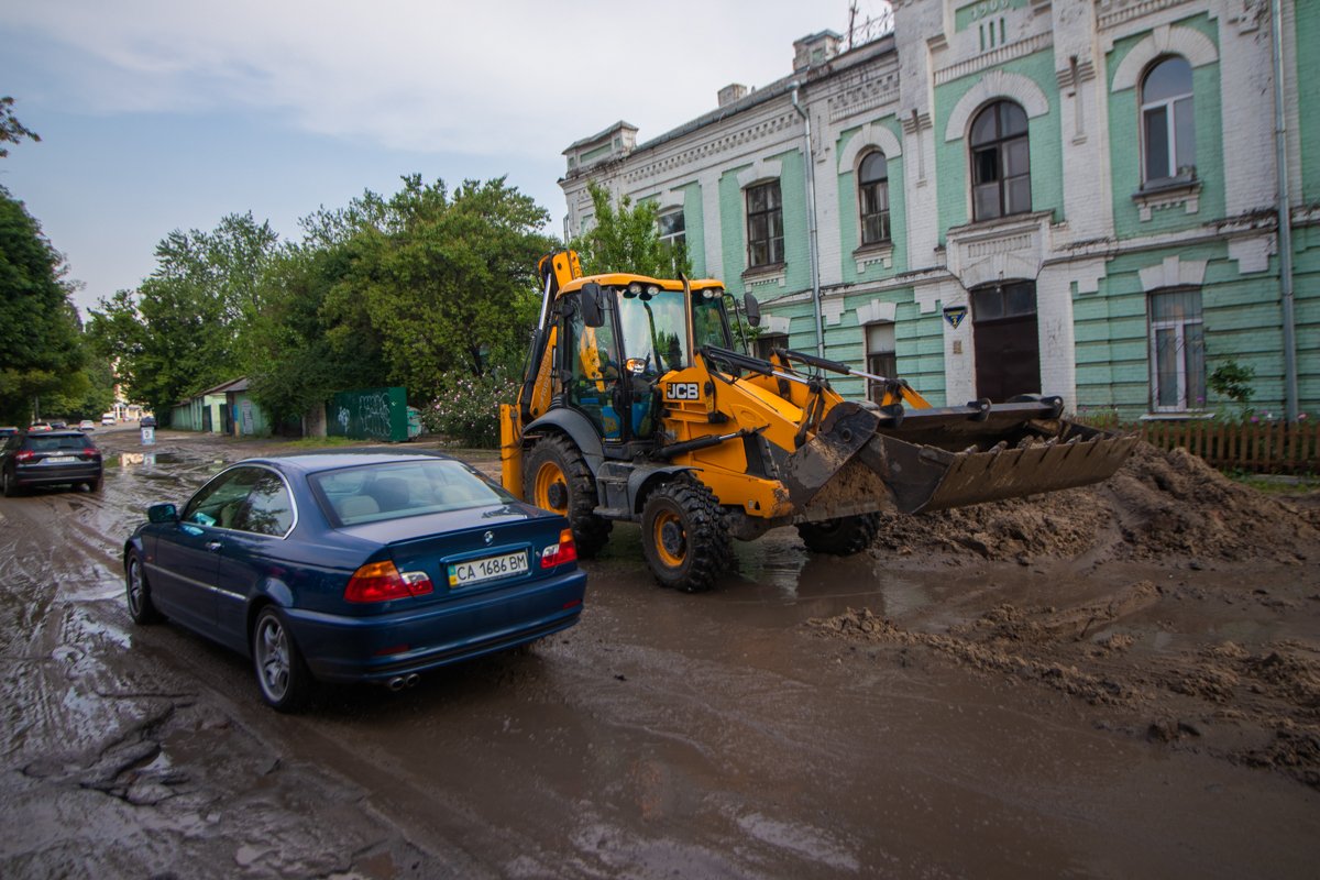 На Железнодорожном шоссе произошел прорыв магистральной трубы 