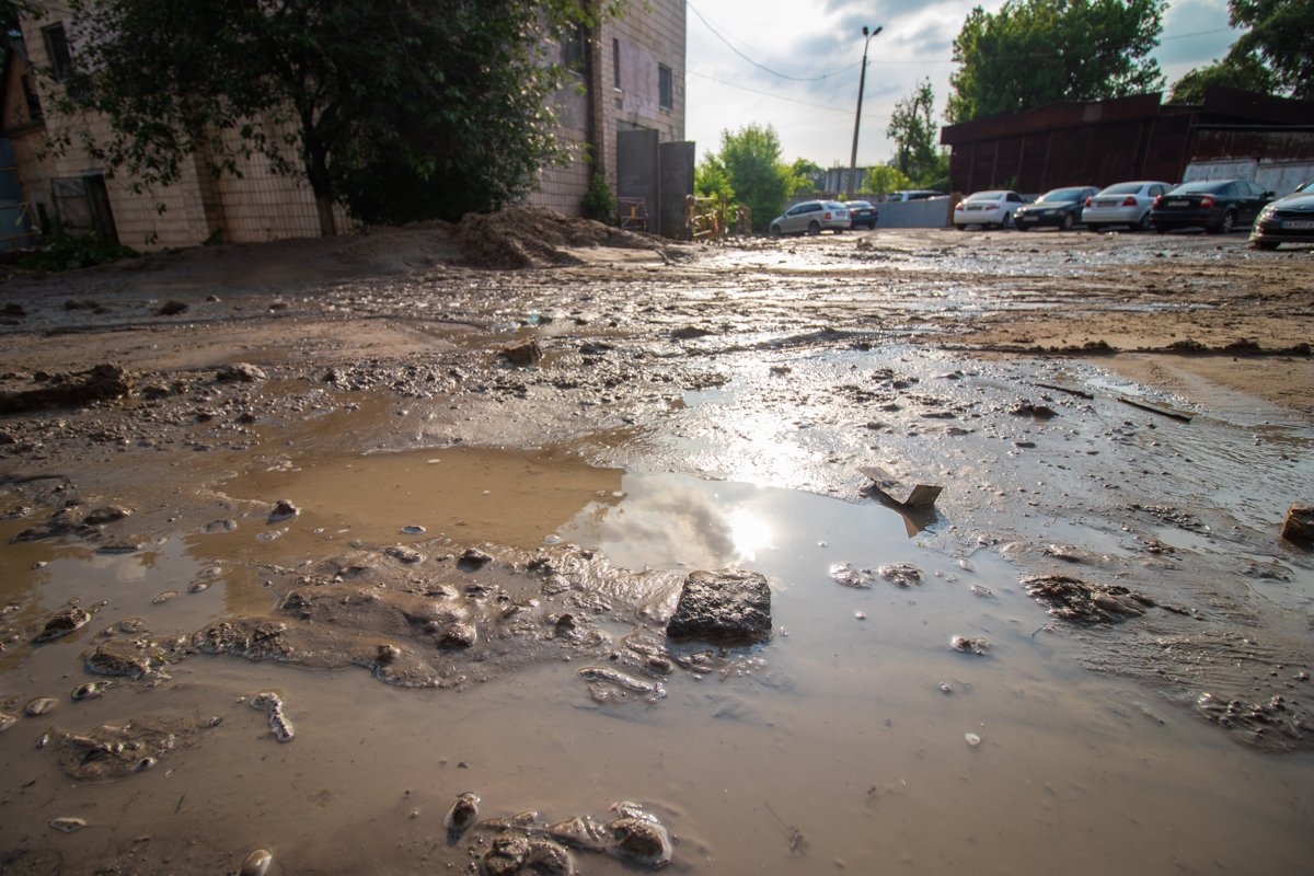 В результате инцидента улицу размыло водой 