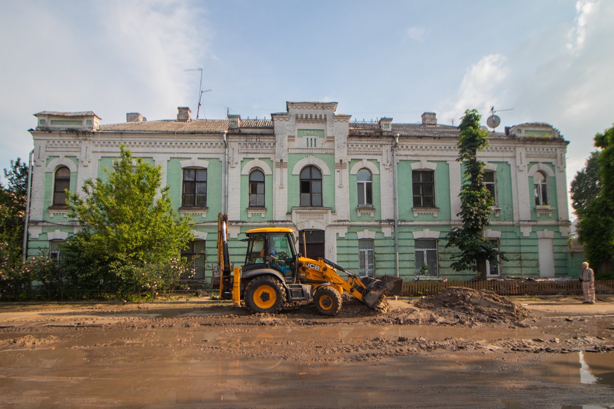 Проезжая часть оказалась в воде, затруднив движение транспорта 