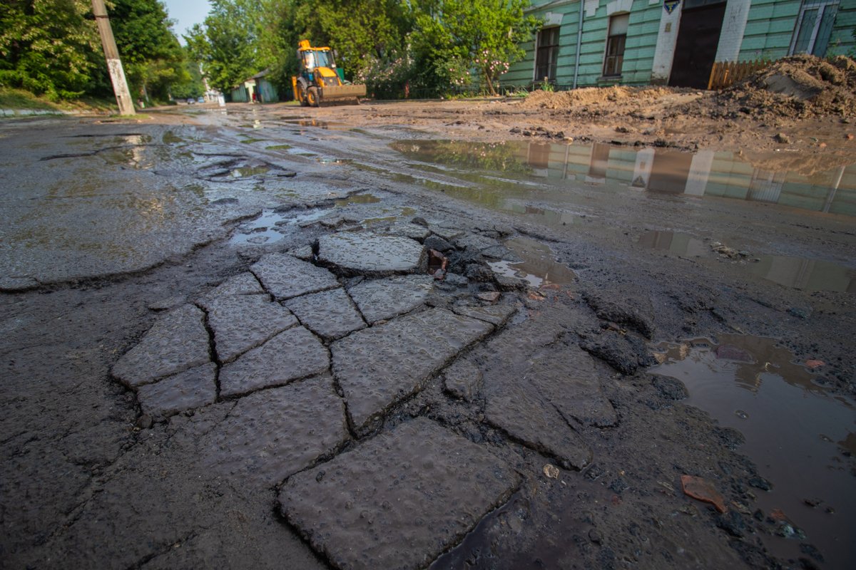 Асфальт возле места прорыва также размыло водой 