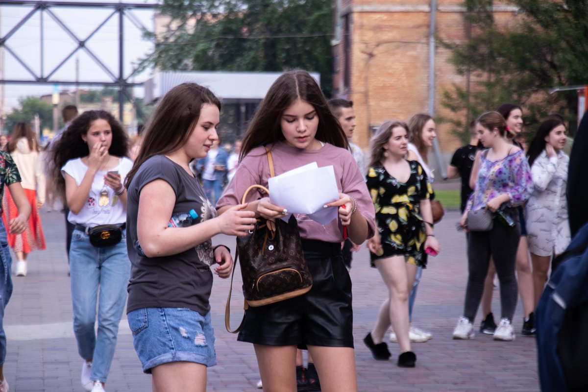 Это тот самый парень, который взорвал хит-парады треками "Мокрые кроссы", "Незабудка" и другие