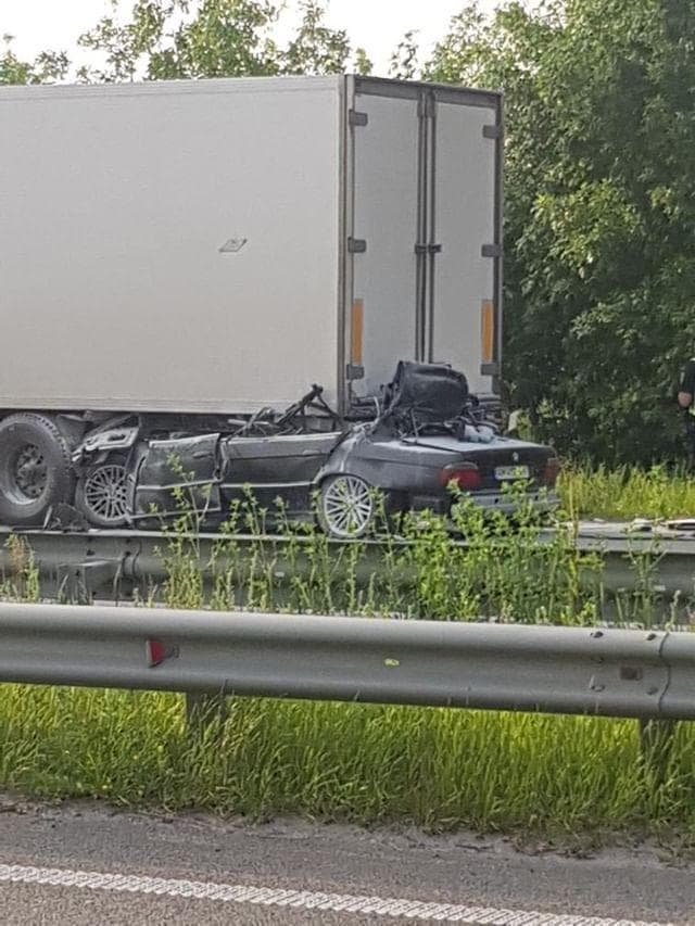 BMW оказалась прямо под фурой