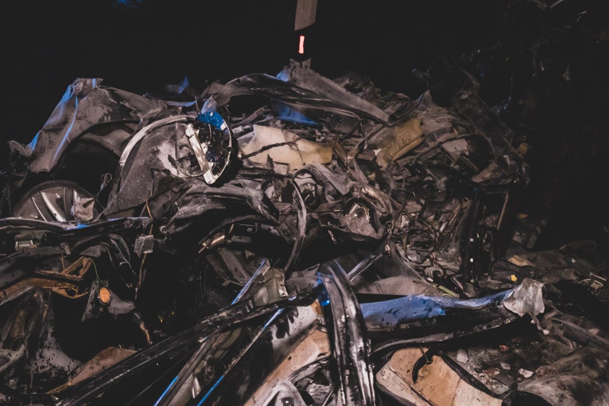 Выйдя, он увидел, что под его грузовым авто находится легковушка, которая фактически полностью оказалась придавленной