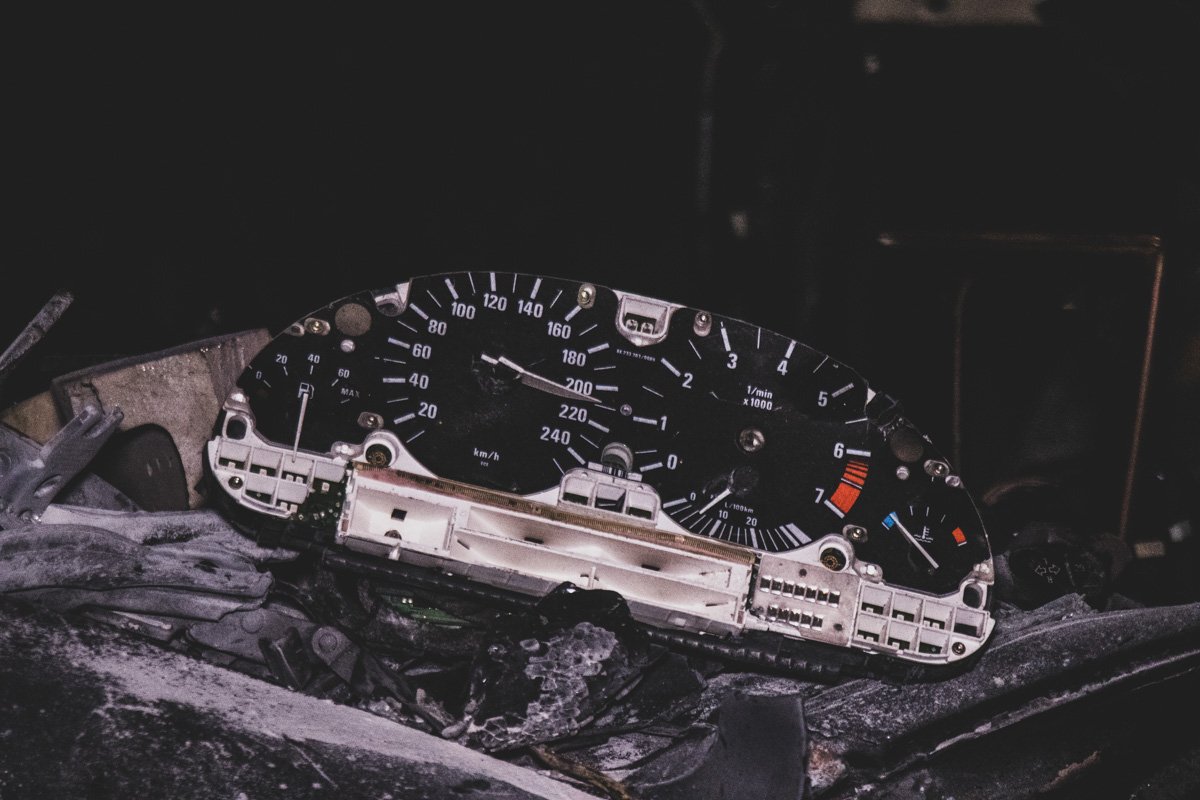 На спидометре BMW стрелка остановилась на цифре 210 километров в час