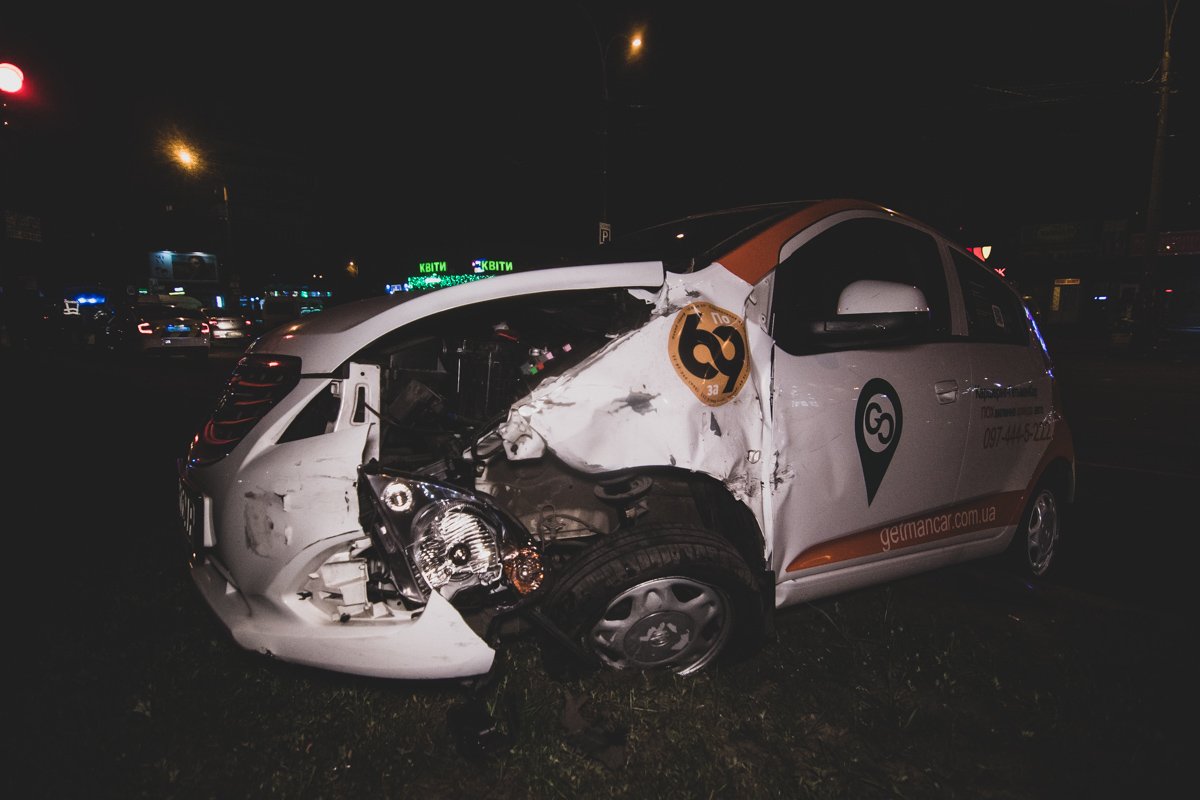 В пятницу, 31 мая, в Киеве на Оболонском проспекте произошла авария с участием двух автомобилей В пятницу, 31 мая, в Киеве на Оболонском проспекте произошла авария с участием двух автомобилей