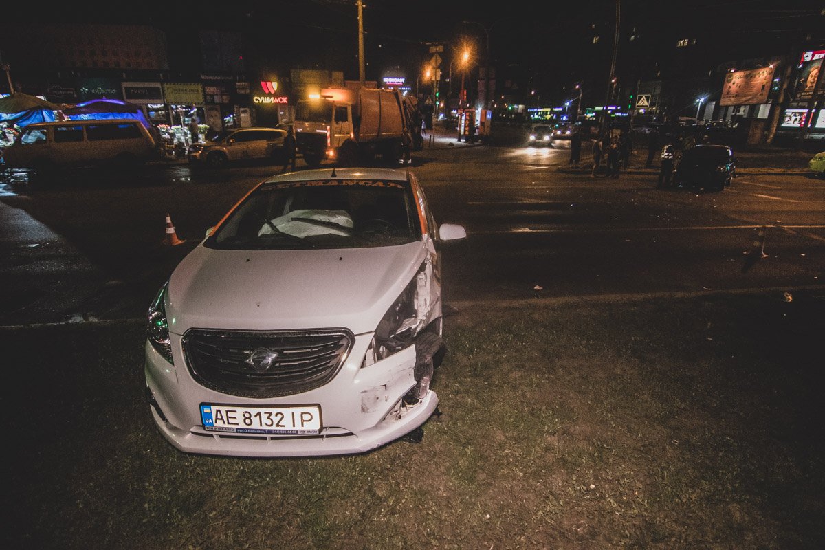 Предварительно, Ravon двигался по улице Маршала Тимошенко, врезался в припаркованный на проспекте Chevrolet Aveo и вылетел на обочину Предварительно, Ravon двигался по улице Маршала Тимошенко, врезался в припаркованный на проспекте Chevrolet Aveo и вылетел на обочину