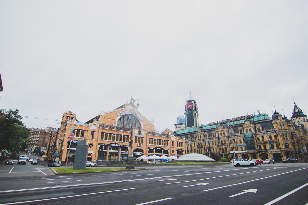 А сам город и его обитатели еще сладко спят и даже бездомные люди, годами проводившие время на Бессарабской площади, куда-то исчезли А сам город и его обитатели еще сладко спят и даже бездомные люди, годами проводившие время на Бессарабской площади, куда-то исчезли