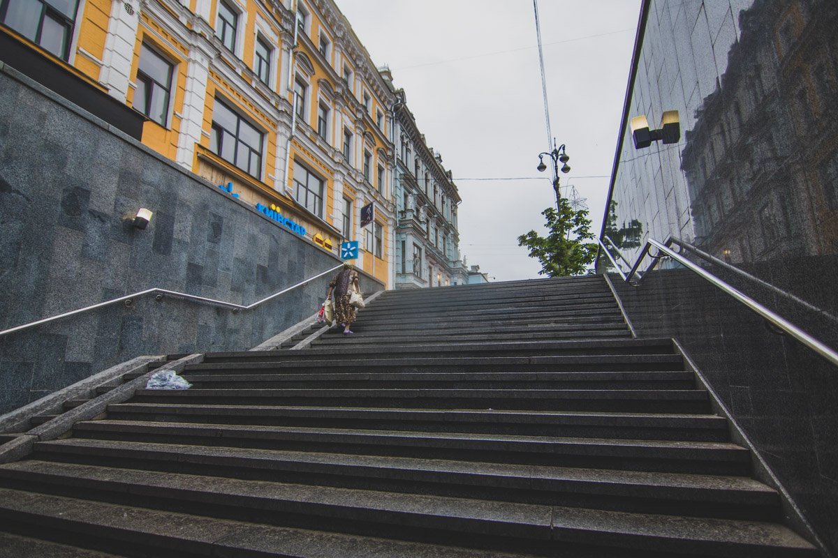 И только единичные прохожие, лениво плетутся на работу, а на их лицах читается недовольство от раннего подъема И только единичные прохожие, лениво плетутся на работу, а на их лицах читается недовольство от раннего подъема