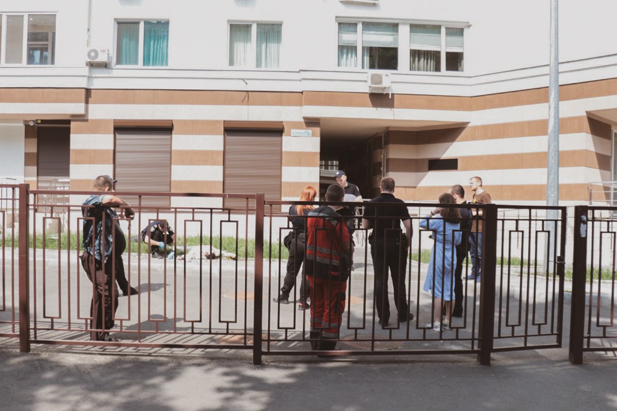 Мужчина выпал из окна своей квартиры на 12 этаже Мужчина выпал из окна своей квартиры на 12 этаже