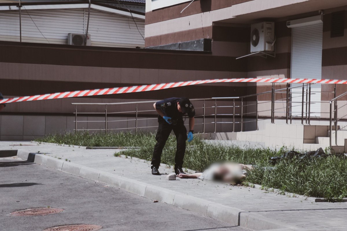 Выпавший был одет в домашнюю одежду Выпавший был одет в домашнюю одежду