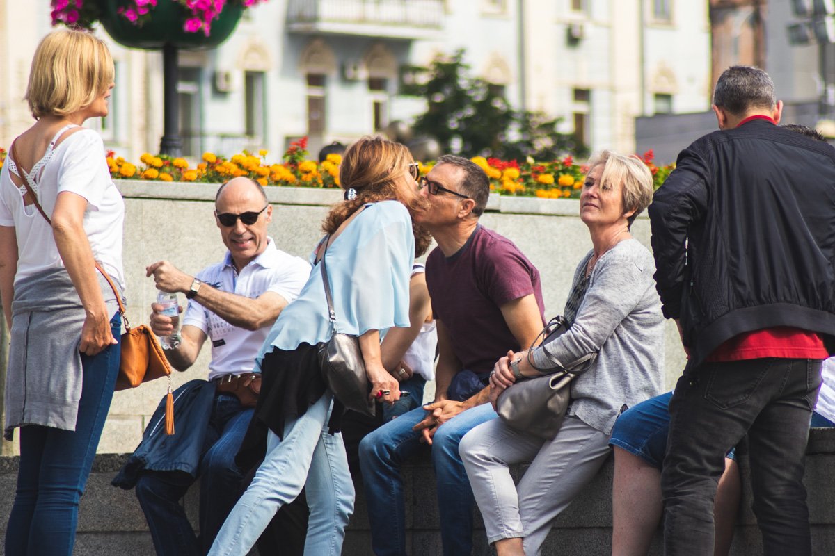 Счастье двух людей в толпе 
