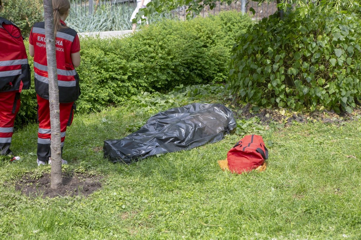 На вид погибшему было около 70-80 лет На вид погибшему было около 70-80 лет