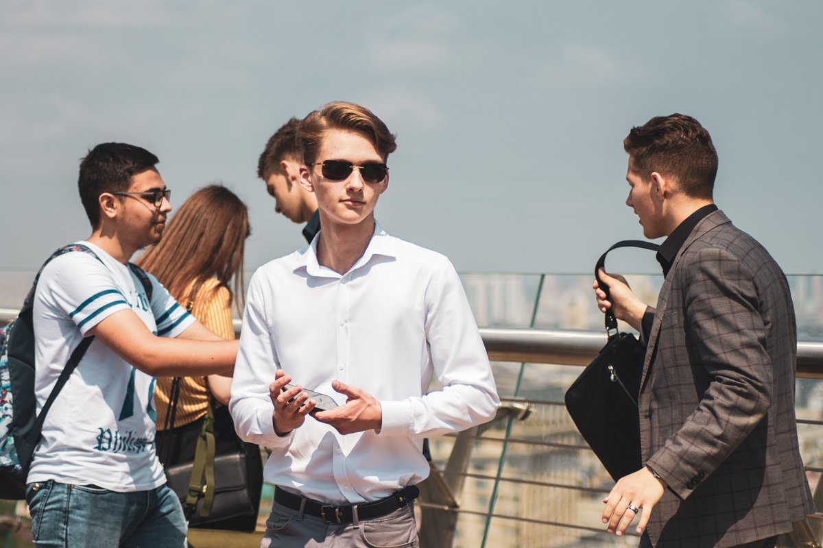 Школьники толпами ринулись на новый мост