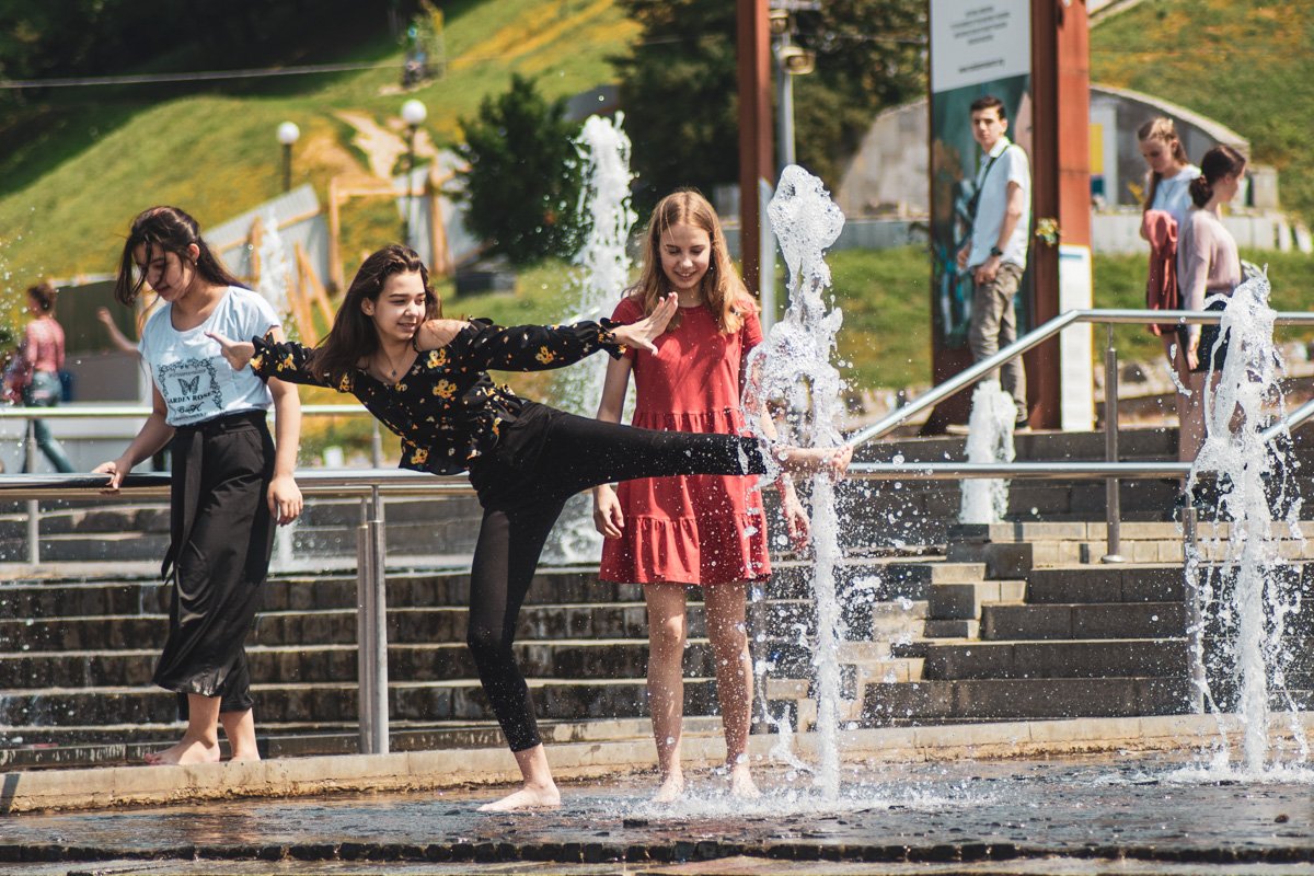 Дети буквально купаются в фонтанах 
