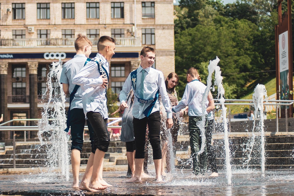 На улице такая жара, что каждый из нас тоже захотел бы стать выпускником 