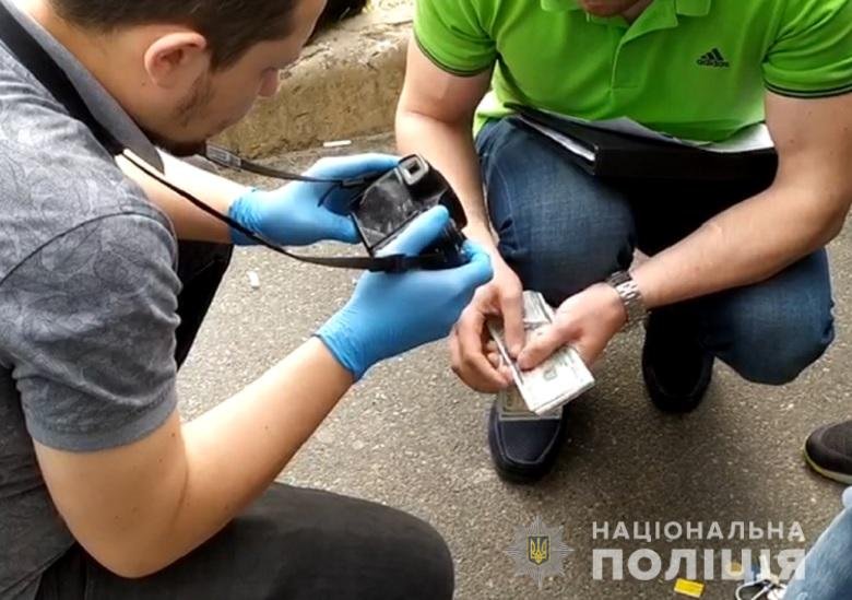 В Киеве правоохранители задержали мужчину, который украл пять тысяч долларов В Киеве правоохранители задержали мужчину, который украл пять тысяч долларов