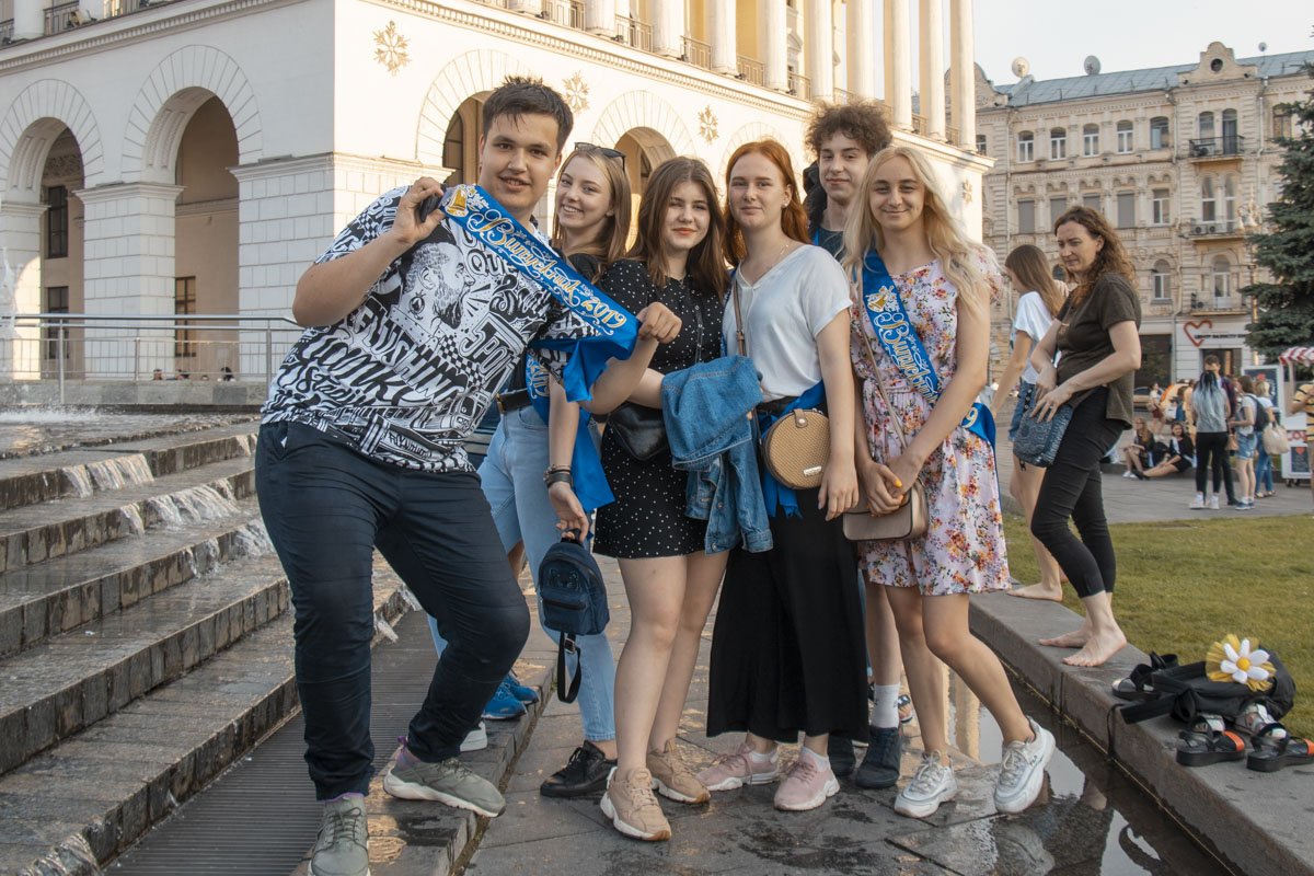 Большинство выпускников уже попрощались с "официальными" выпускными костюмами, однако ленты выпускников сохранили