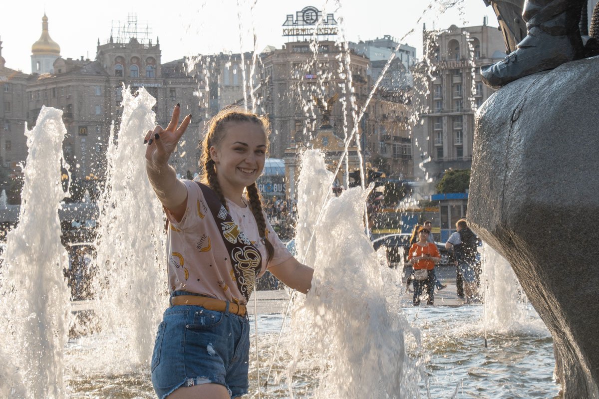 Разумеется, как в день Последнего звонка обойтись без купания в фонтане