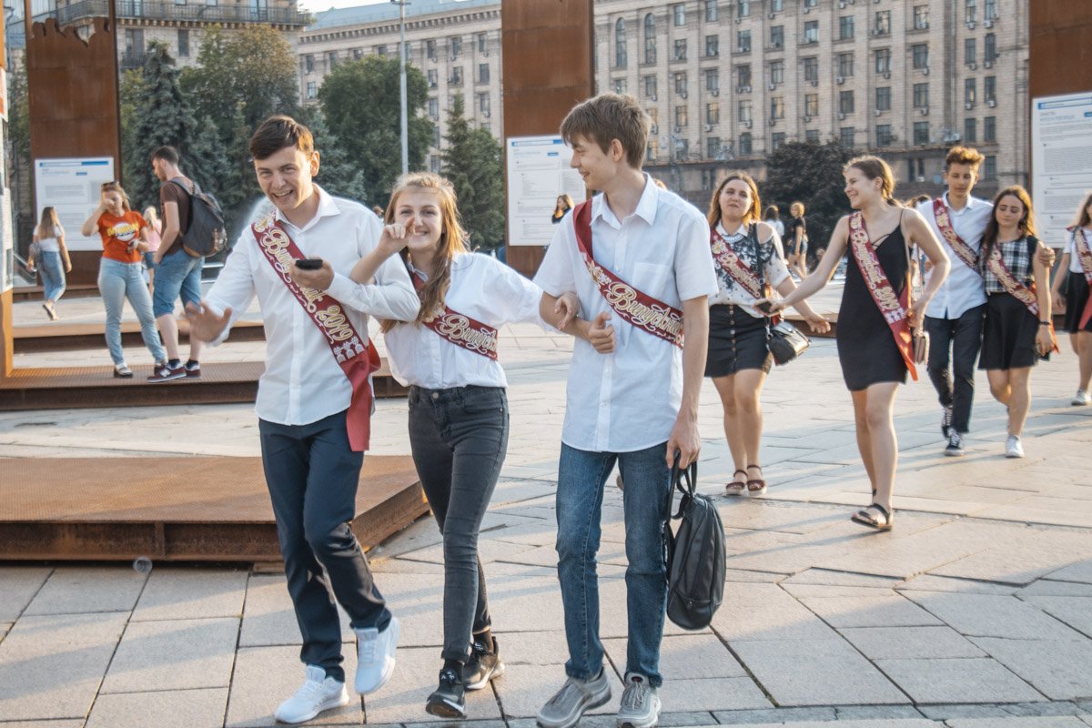 Некоторые выпускники устроили настоящее дефиле, повторив свой выход на Последнем звонке в школе