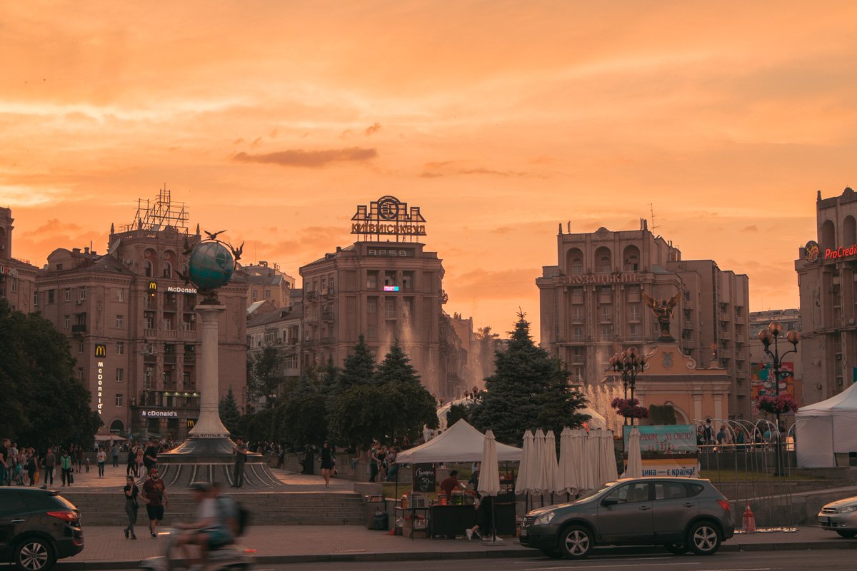 Майдан встречает последний весенний закат в этом году