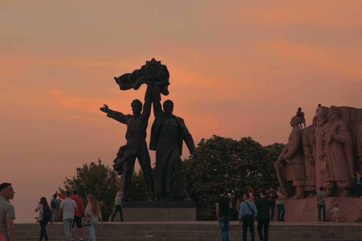 Краски весенних закатов не спутать ни с чем