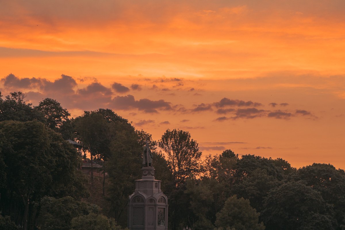 В свете такого заката все выглядит монументально и эпично