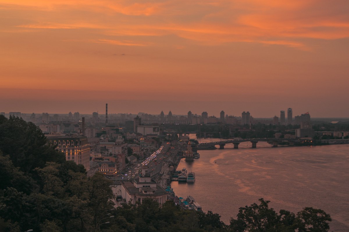 Вечерний Киев готовится встречать лето