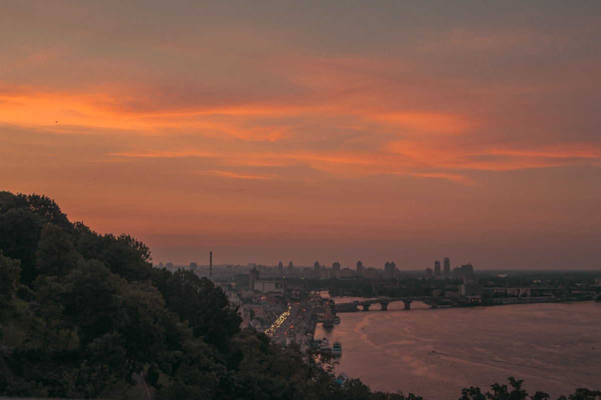 Нежно розовое весеннее небо так и манит прикоснуться к нему