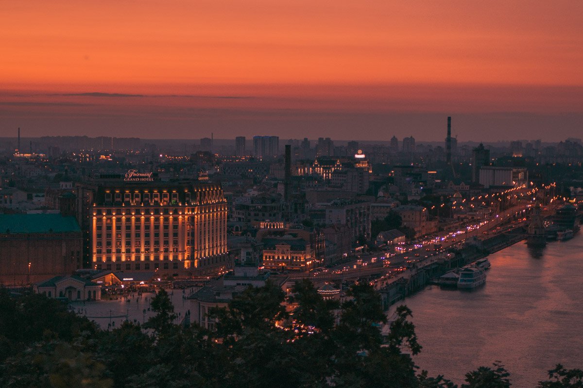 Яркие краски вечернего города