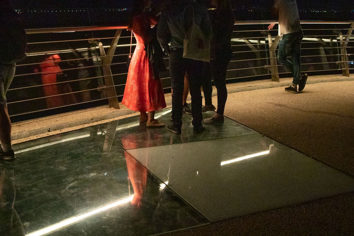 В Киеве на недавно открытом пешеходно-велосипедном мосту разбилось еще одно стекло В Киеве на недавно открытом пешеходно-велосипедном мосту разбилось еще одно стекло