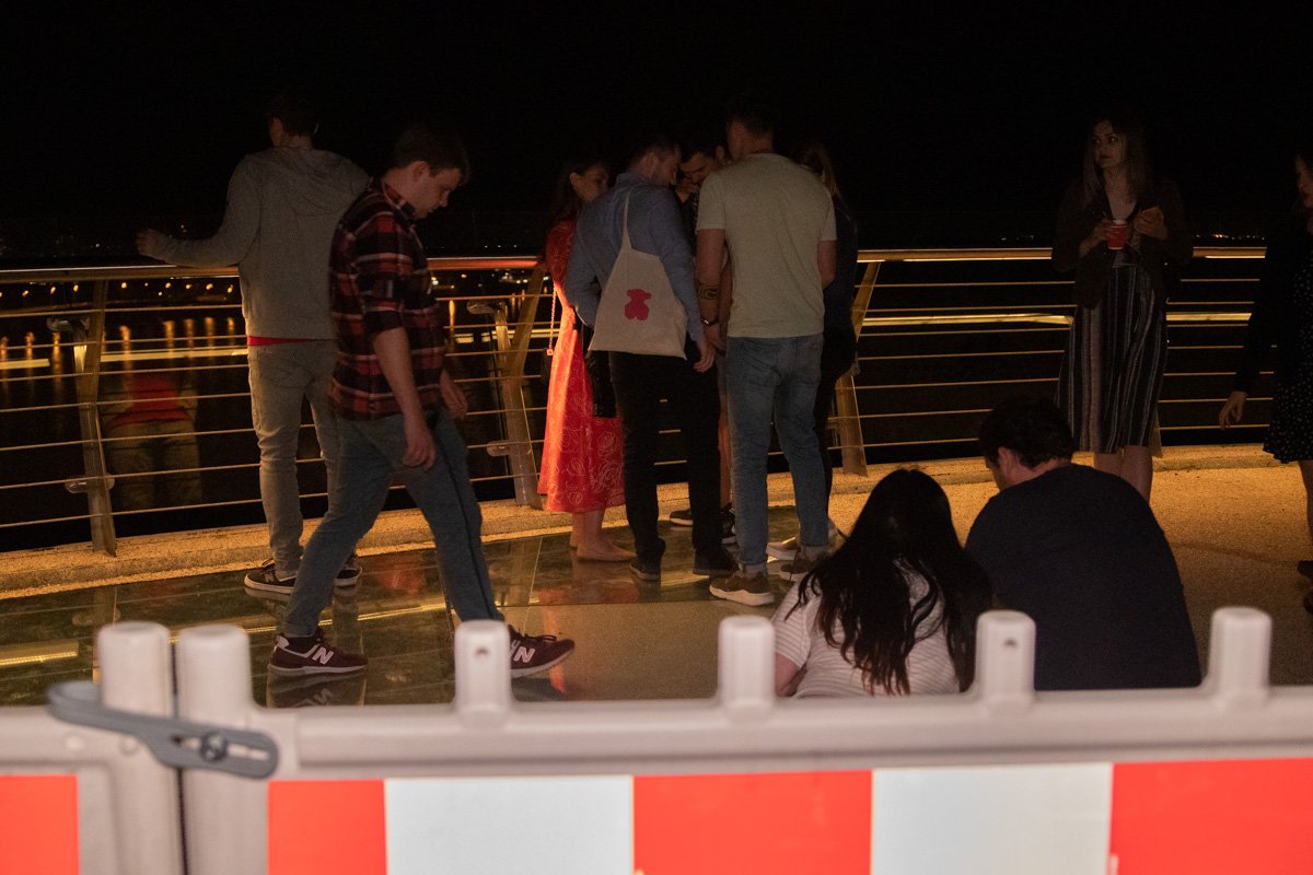 Несмотря на то, что смотровую площадку временно оградили специальным забором, туда все равно заходят люди Несмотря на то, что смотровую площадку временно оградили специальным забором, туда все равно заходят люди