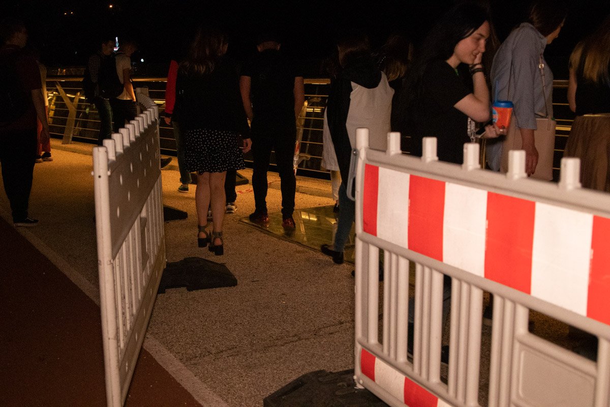 Обзорную площадку, на время ремонта стеклянного пола, оградили специальным забором Обзорную площадку, на время ремонта стеклянного пола, оградили специальным забором