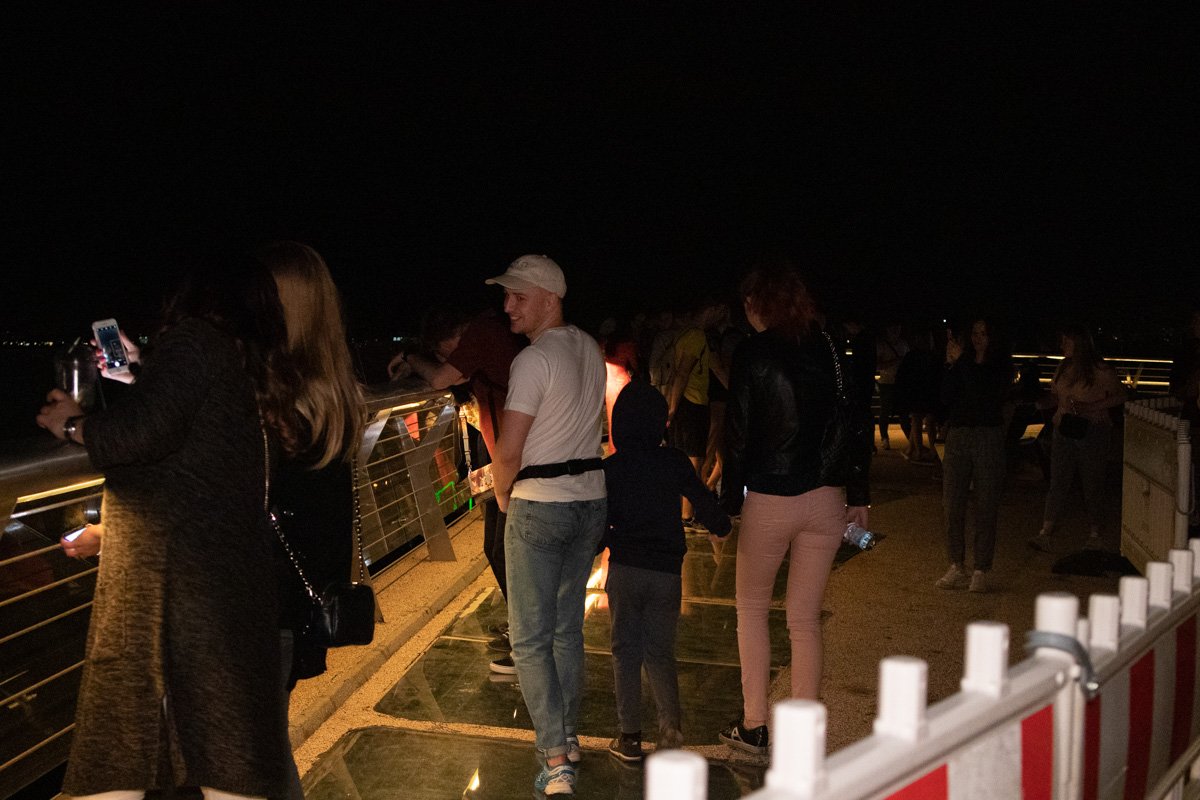 Людям не составило труда отодвинуть одну из секций ограждения, чтобы беспрепятственно попасть на закрытую часть моста Людям не составило труда отодвинуть одну из секций ограждения, чтобы беспрепятственно попасть на закрытую часть моста