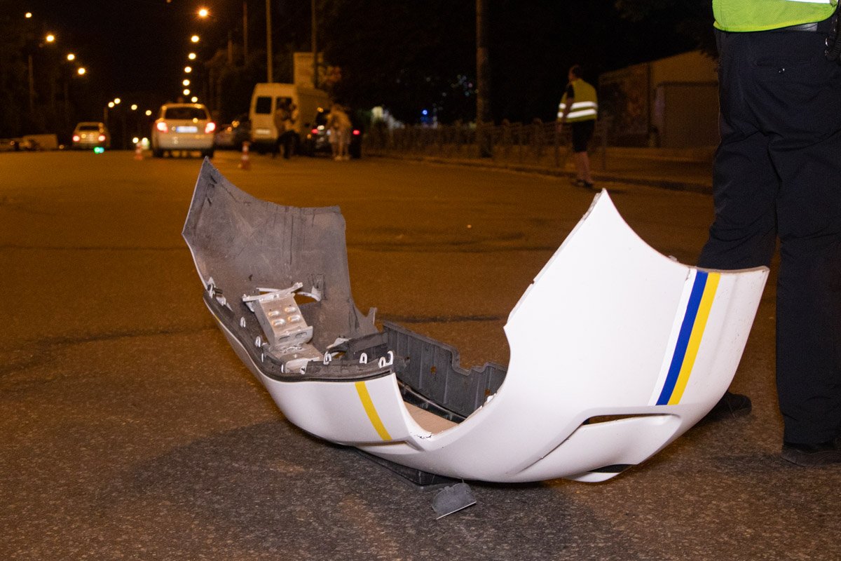 Правоохранители, включив проблесковые маячки, попытались повернуть следом за нарушителем однако не заметили Fabia Правоохранители, включив проблесковые маячки, попытались повернуть следом за нарушителем однако не заметили Fabia