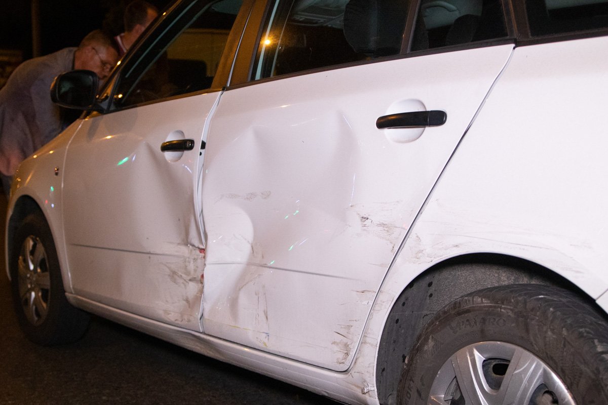 У Fabia от удара образовалась сильная вмятина на левом боку У Fabia от удара образовалась сильная вмятина на левом боку