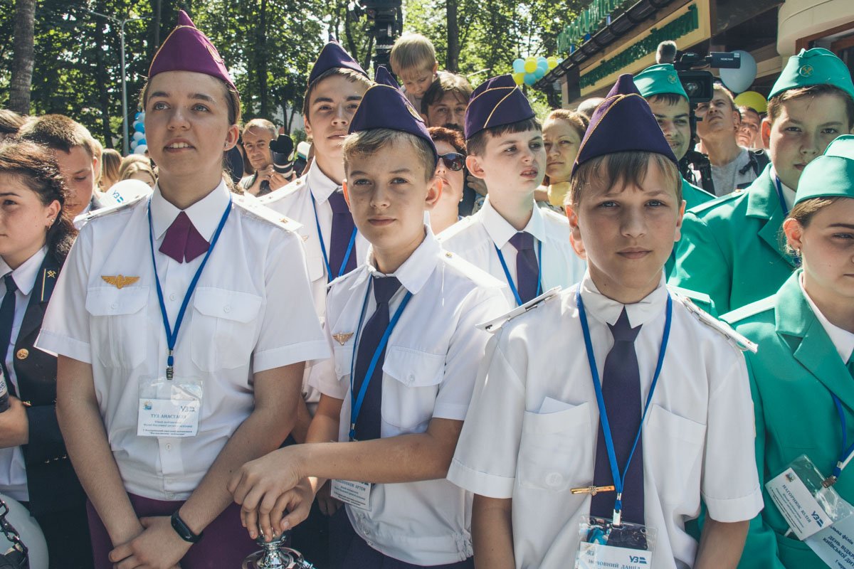 На открытие прибыли юные железнодорожники из разных городов Украины