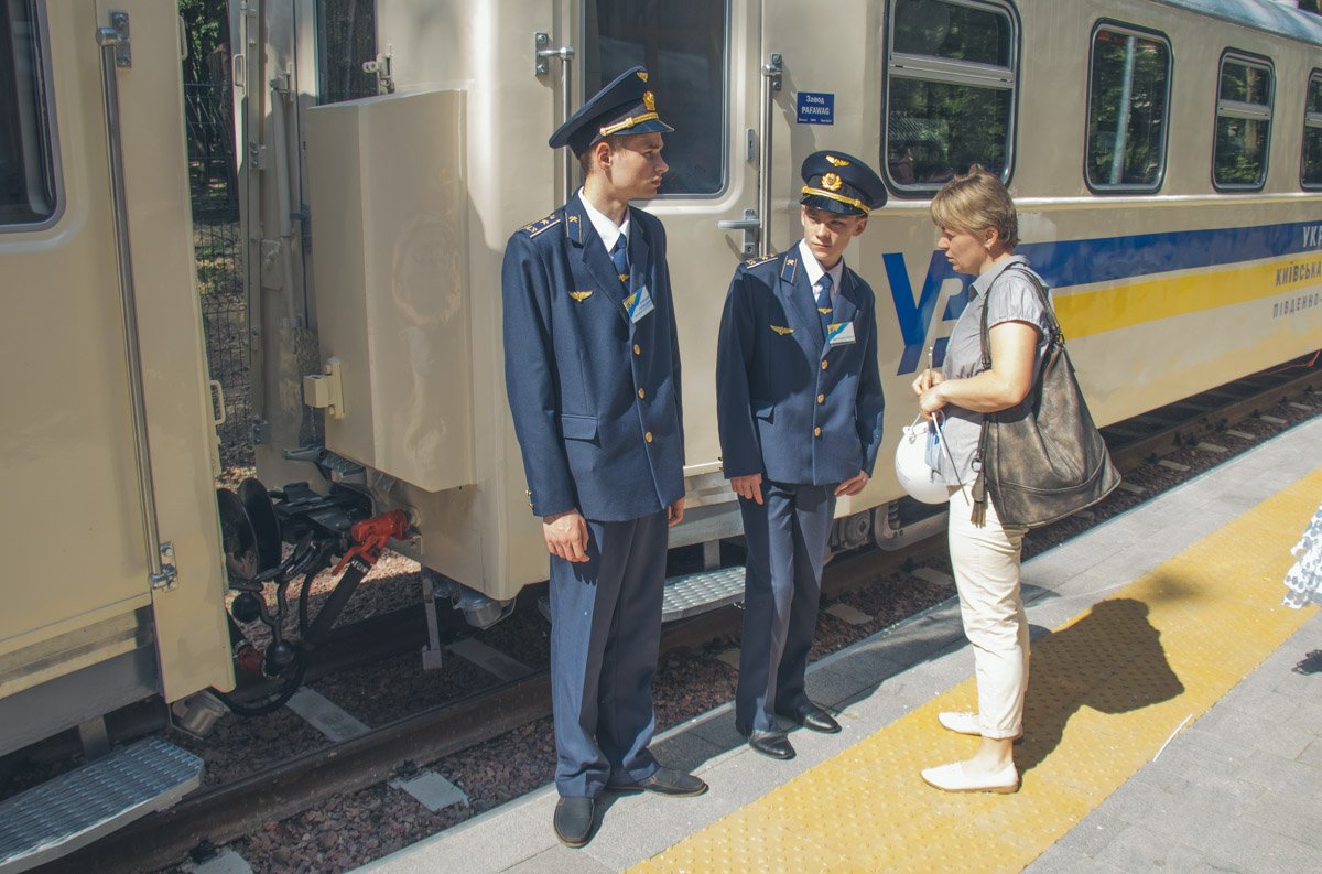 В вагончиках работали юные проводники, которые учатся на железнодорожников 