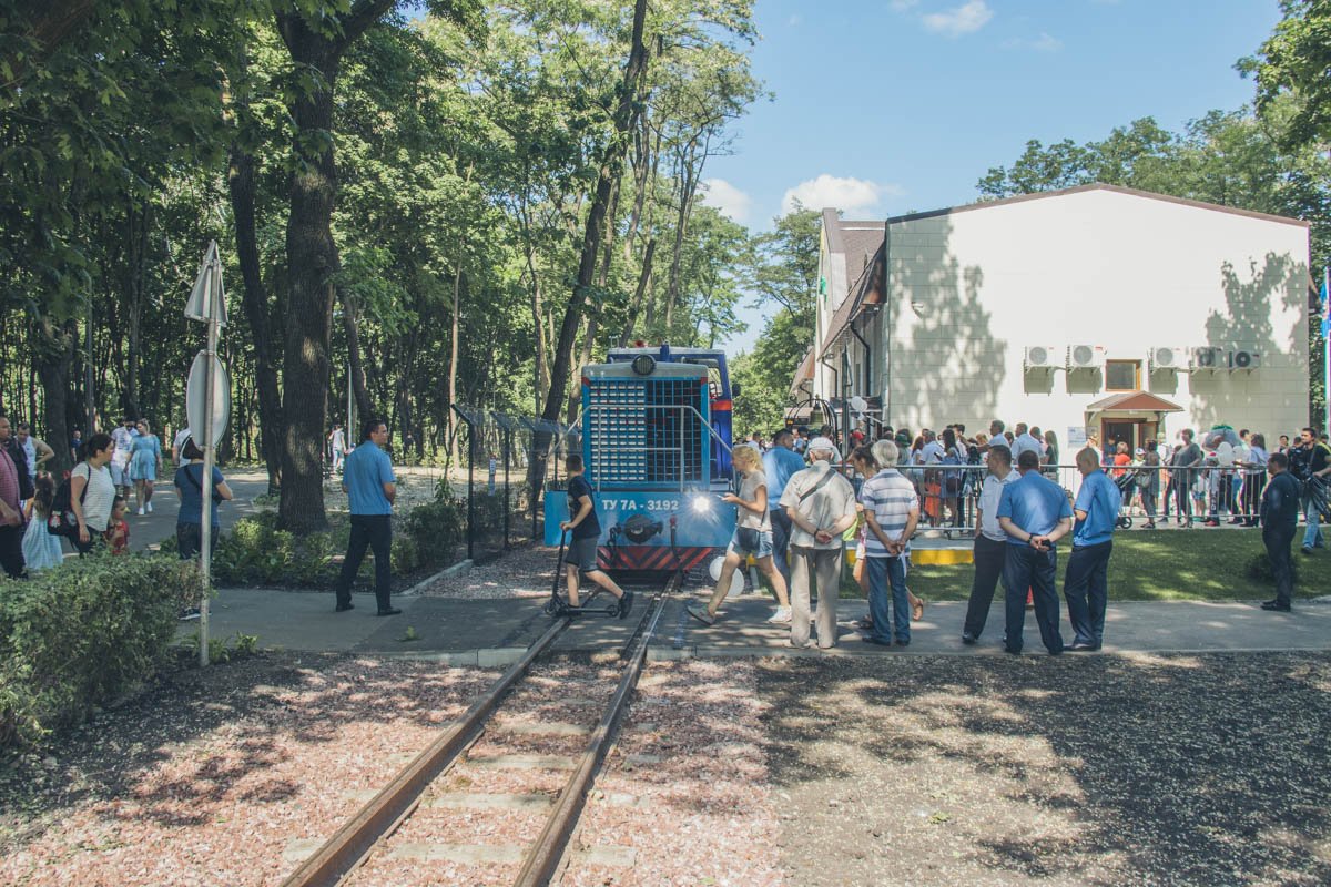 В честь открытия на поезде можно было покататься бесплатно, но в будущем детский билет будет стоить 30 гривен, а взрослый - 50