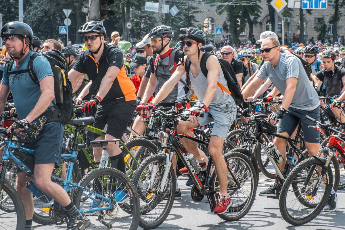 Люди приехали на площадь очень подготовленными, в шлемах, наколенниках, а некоторые в забавных костюмах