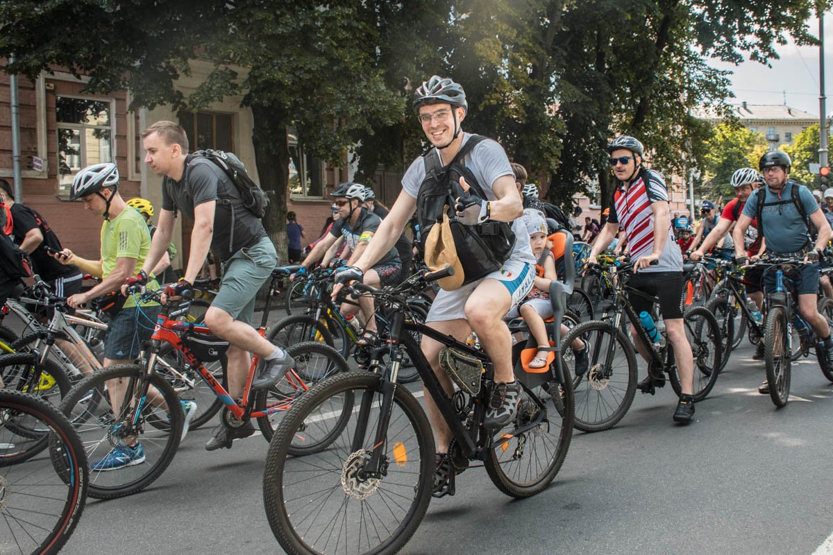 Многие приезжали семьями, а самых маленьких садили в специальные детские кресла