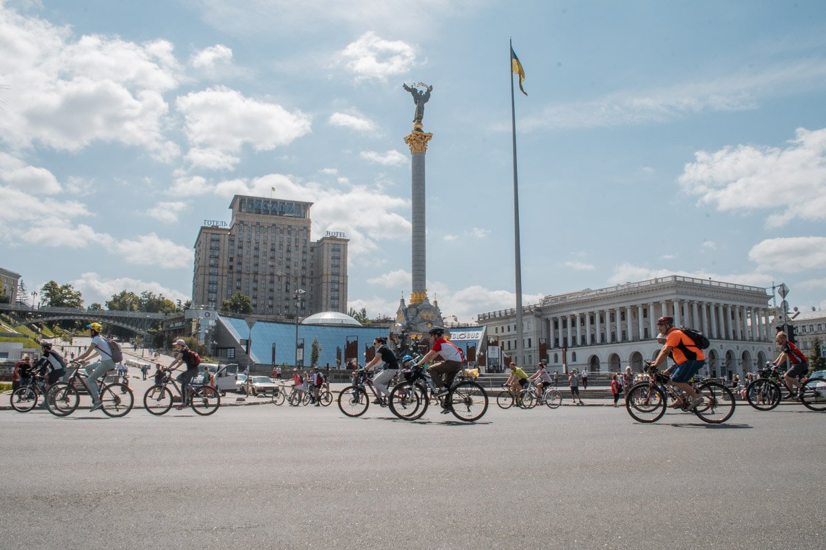 С Софийской площади участники велодня отправились по центральным улицам Киева в парк «Муромец»