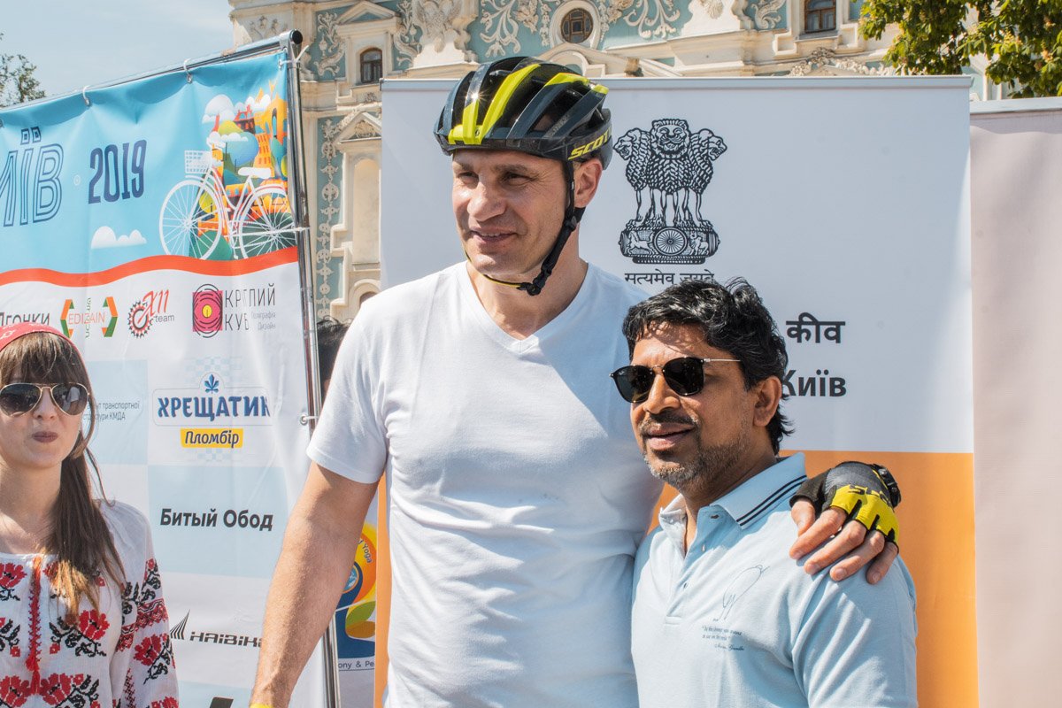 Перед стартом он со сцены произнес речь и передал микрофон послу Индии