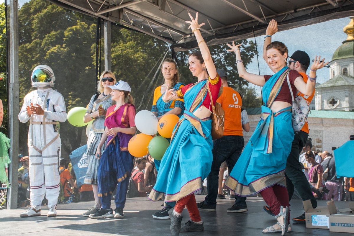 На площади даже можно было наблюдать индийские танцы