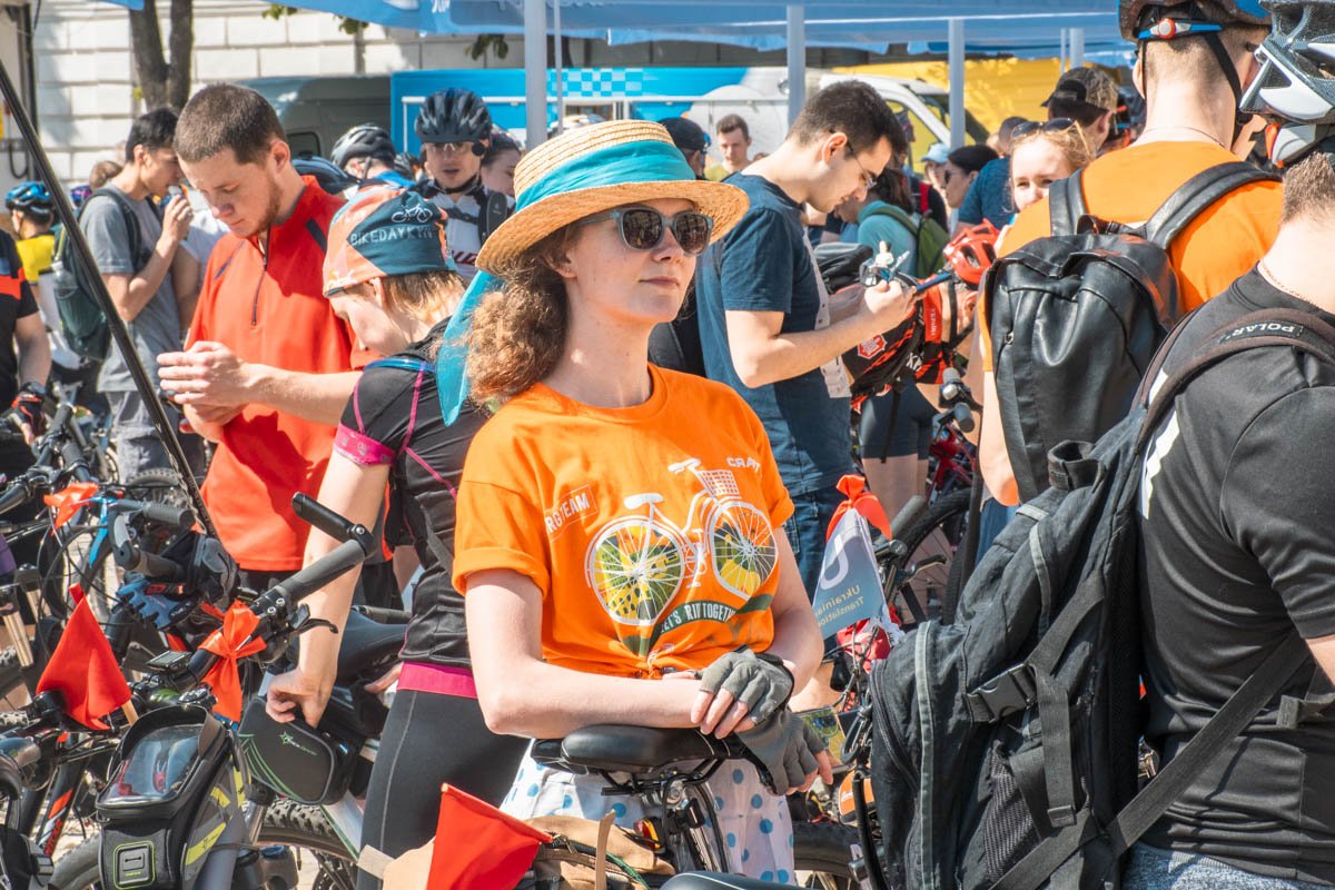 Многие подготовились ответственно и надели стилизованные футболки